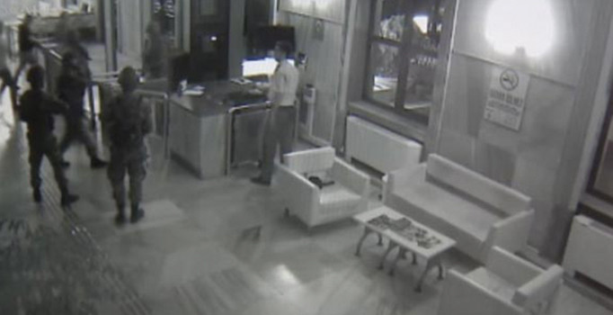 Darbeci askerlerin TRT binasına baskın anı görüntüleri ortaya çıktı