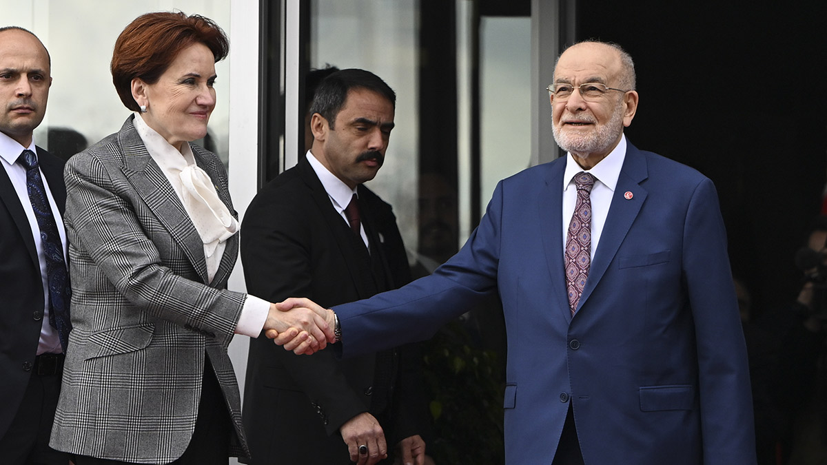 Akşener'in masaya dönmesine CHP'li vekillerden yorum: Geliyor gelmekte olan