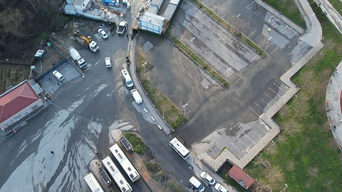 Su borusu patladı, tonlarca su dakikalar boyunca yola aktı!