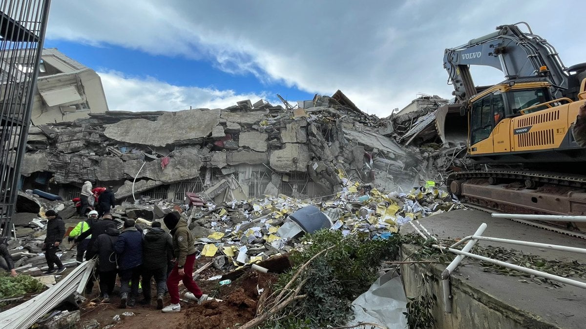 Deprem bölgesine 'plansız' hekim ataması: Çalışacak hastane kalacak ev yok
