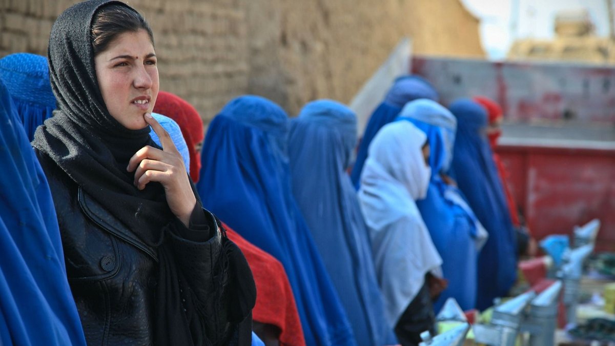 Afgan kadınlar Taliban kıskacında: Üniversiteler 'erkeklere' açıldı