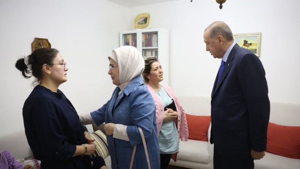 Cumhurbaşkanı Erdoğan ve eşi Emine Erdoğan'dan depremzede aileye ziyaret