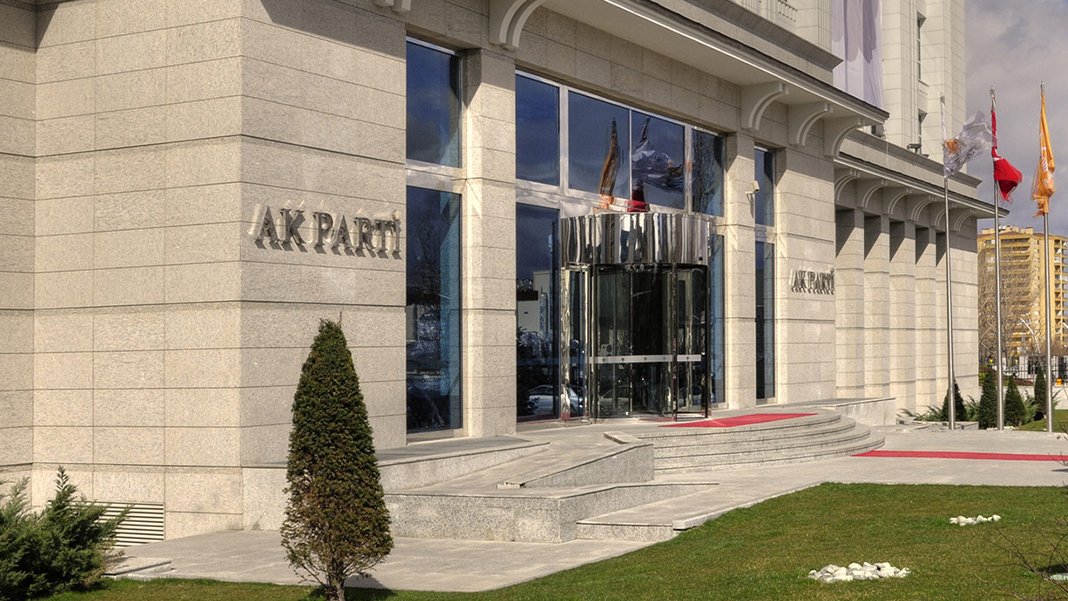 AK Parti'de beş ilin başkanları değişti