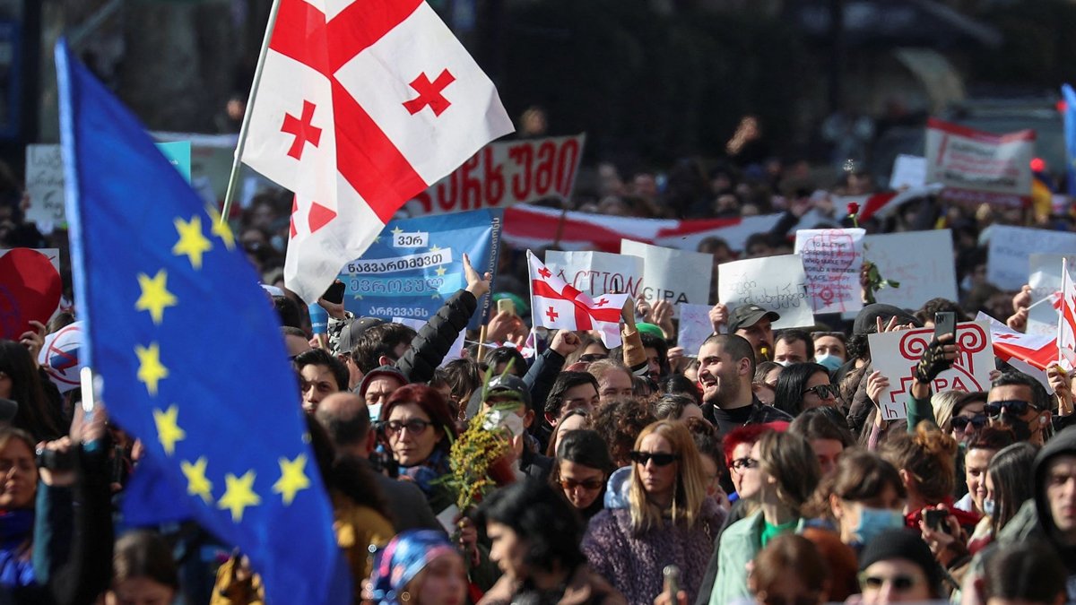Komşuda ajan isyanı hükümete geri adım attırdı