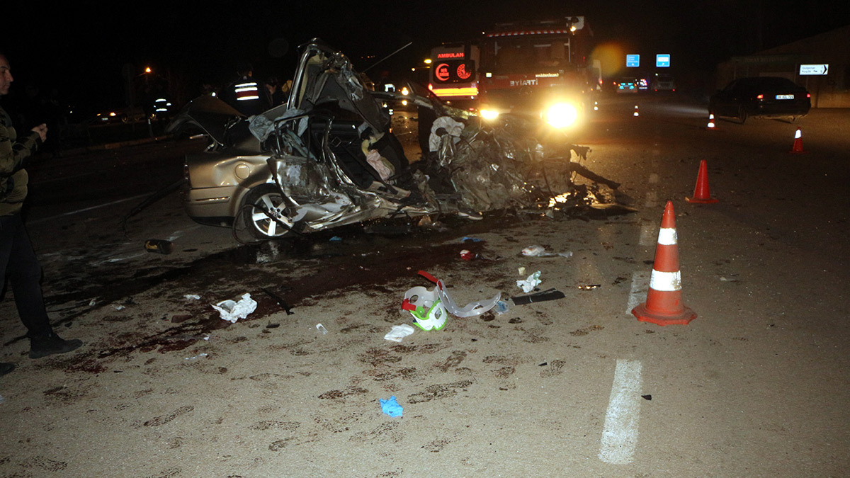 Karşı şeride geçen otomobil, kamyonetle çarpıştı: Çok sayıda ölü ve yaralı var