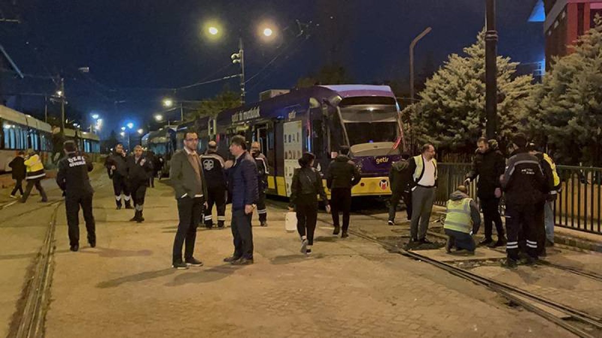 Cevizlibağ'da tramvay raydan çıktı: Seferler yapılamıyor