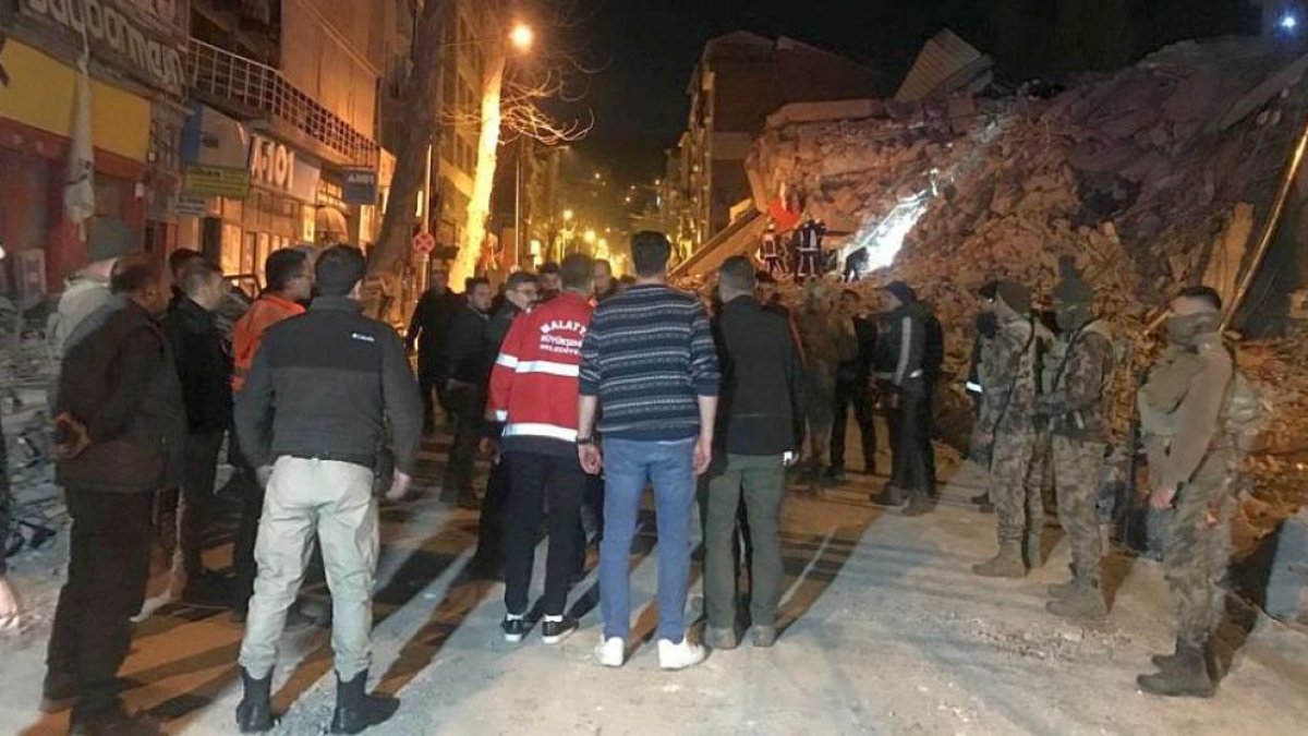 Adıyaman'daki depremin hissedildiği Malatya'da ağır hasarlı bina çöktü