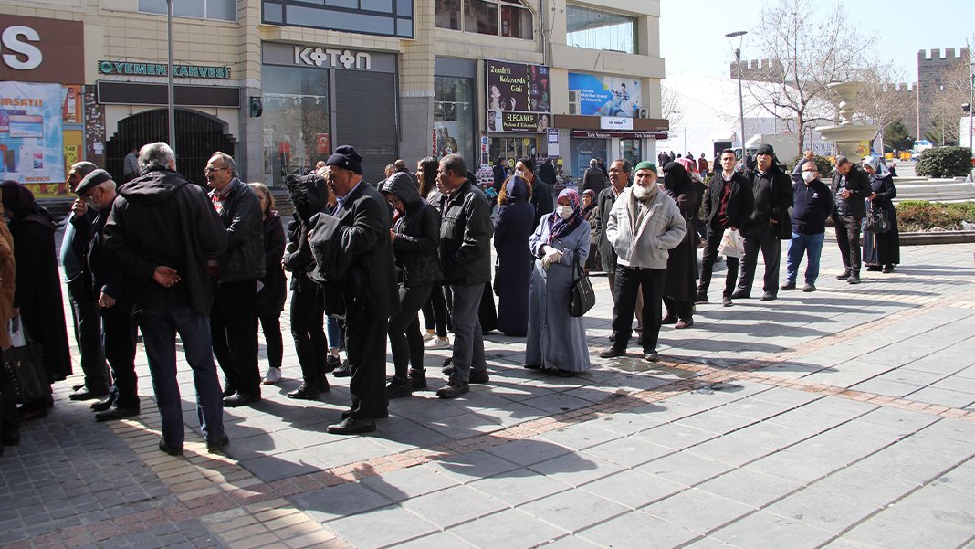 Depremzedeye özel kredinin faizine üç günde zam: Deprem bölgesi ikiye ayrıldı