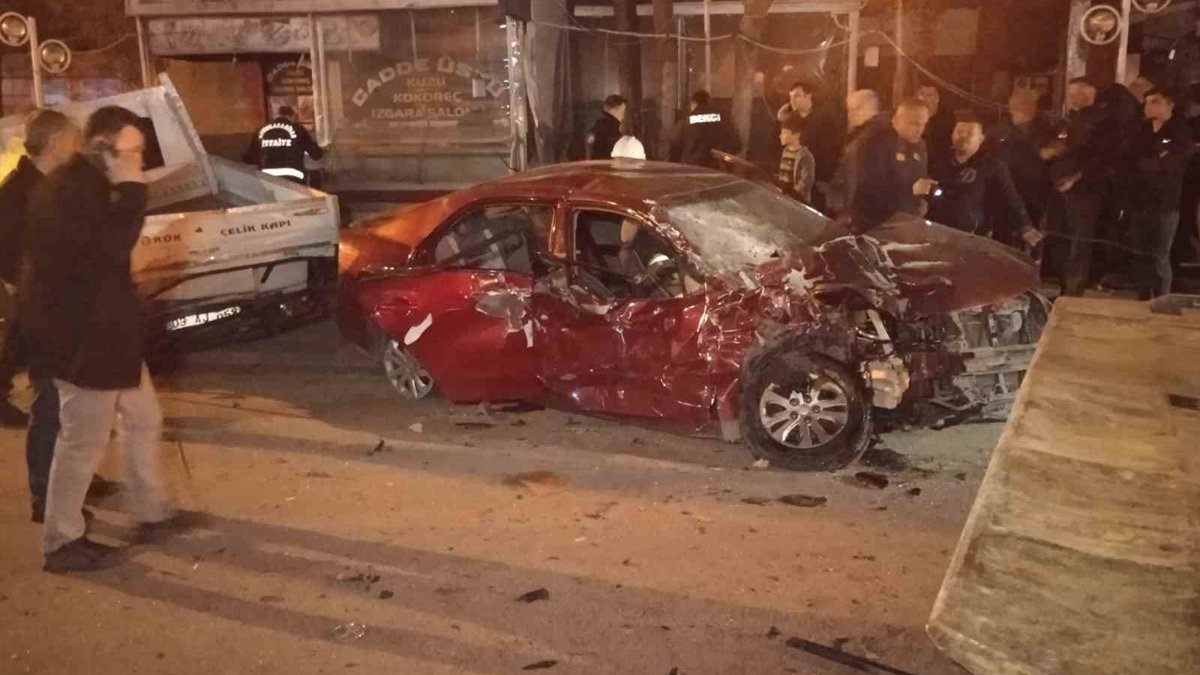 16 yaşındaki sürücü iki araca çarptı: 1 ölü, 4 yaralı