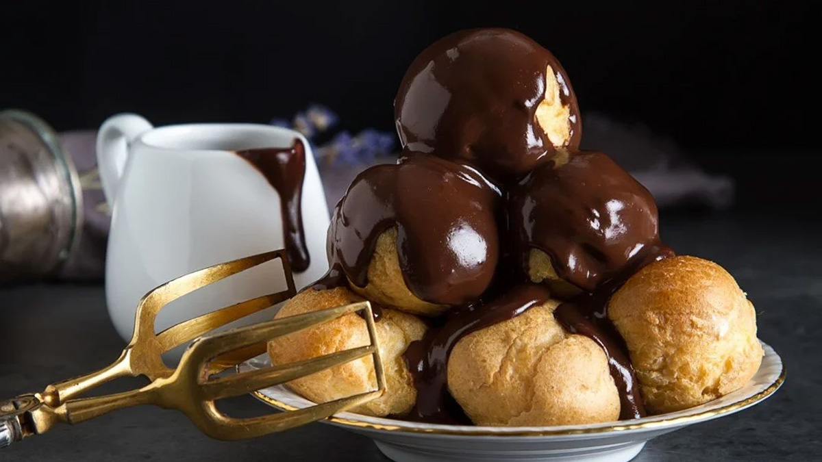 Pastaneden profiterol almaya son! Bu tarifle kendi profiterolünüzü kendiniz yapın doya doya yiyin! Herkes bu tarifin peşinde