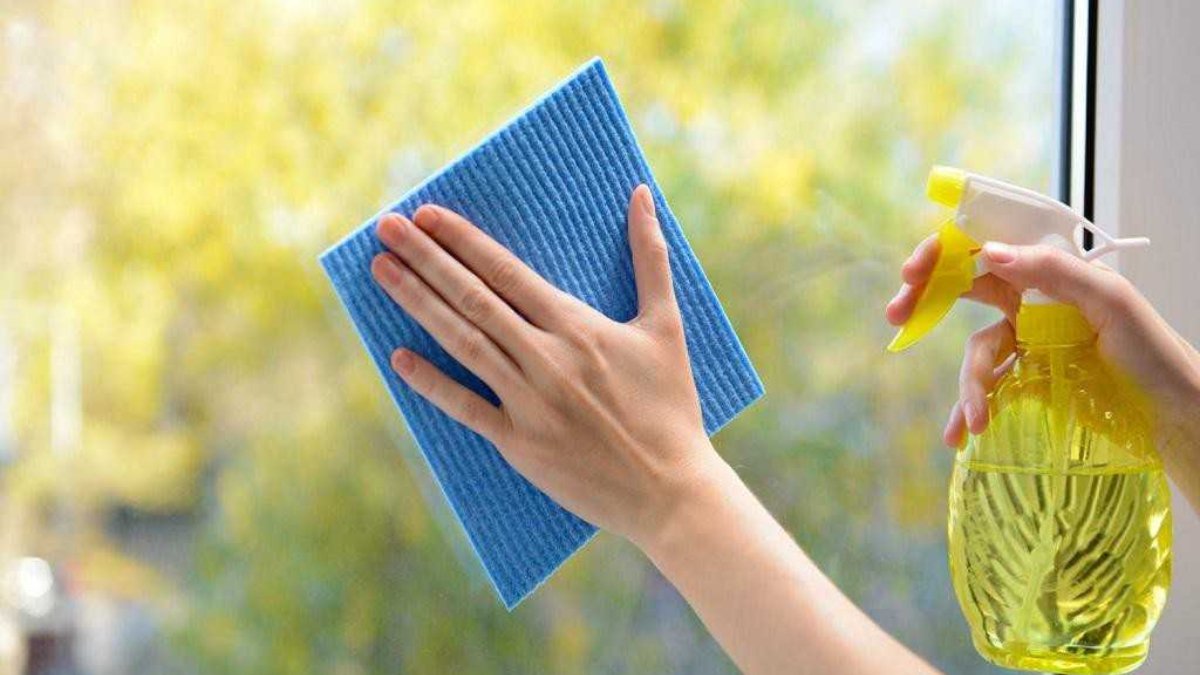Bu harika küçük numara sayesinde evinizin camları elmas gibi parlayacak! Camlardaki iz ve kirleri anında yok ediyor!