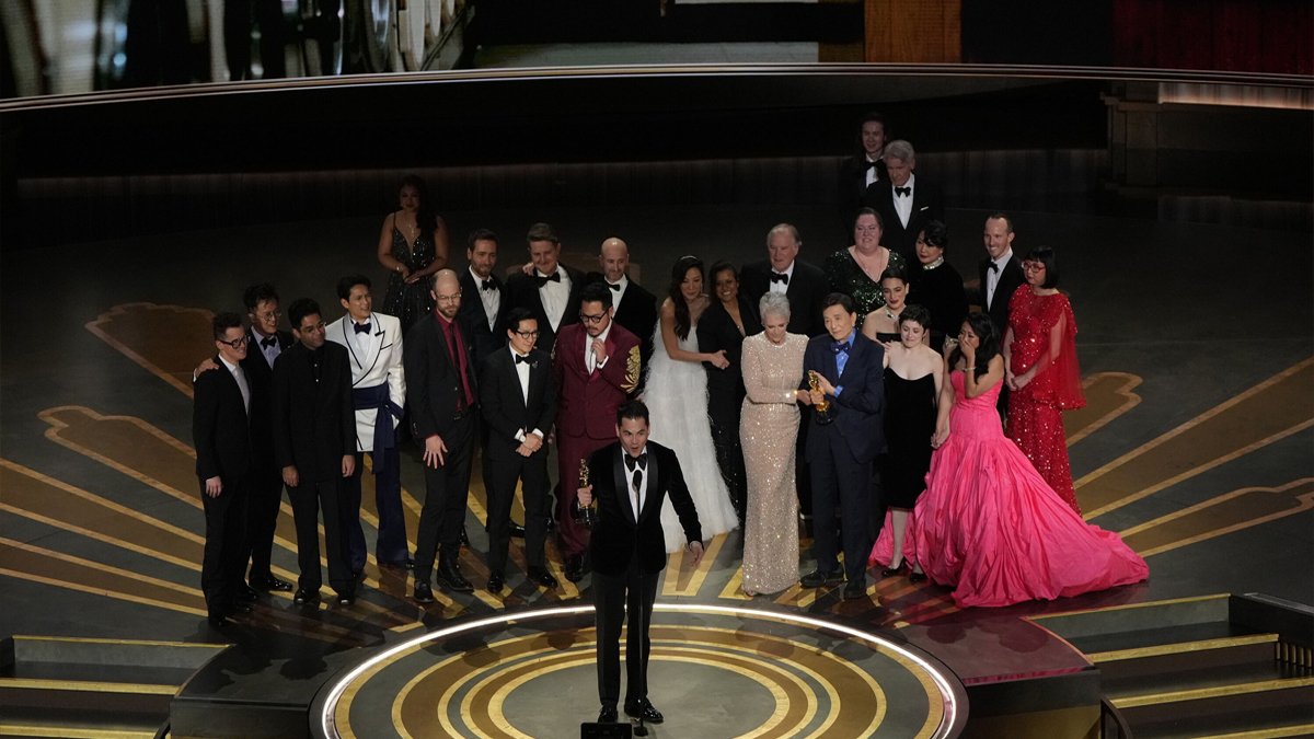 Akademi tarihinde bir ilk: Oscar'a Everything Everywhere All at Once damgası