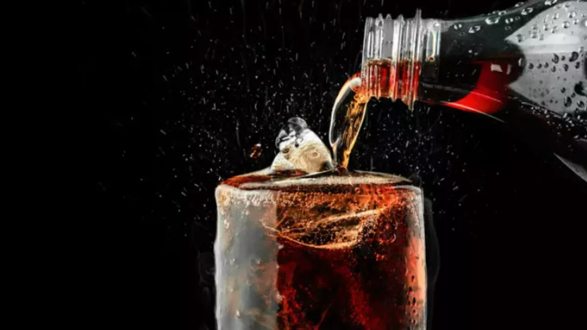 Bunu öğrenen erkekler bir daha asla kola içmeyecek! Öyle bir zararı ortaya çıktı ki: Kimsenin aklına gelmezdi!