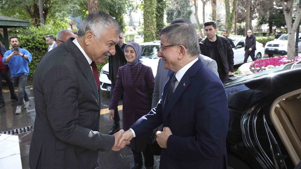 Davutoğlu'ndan Karalar'a ziyaret