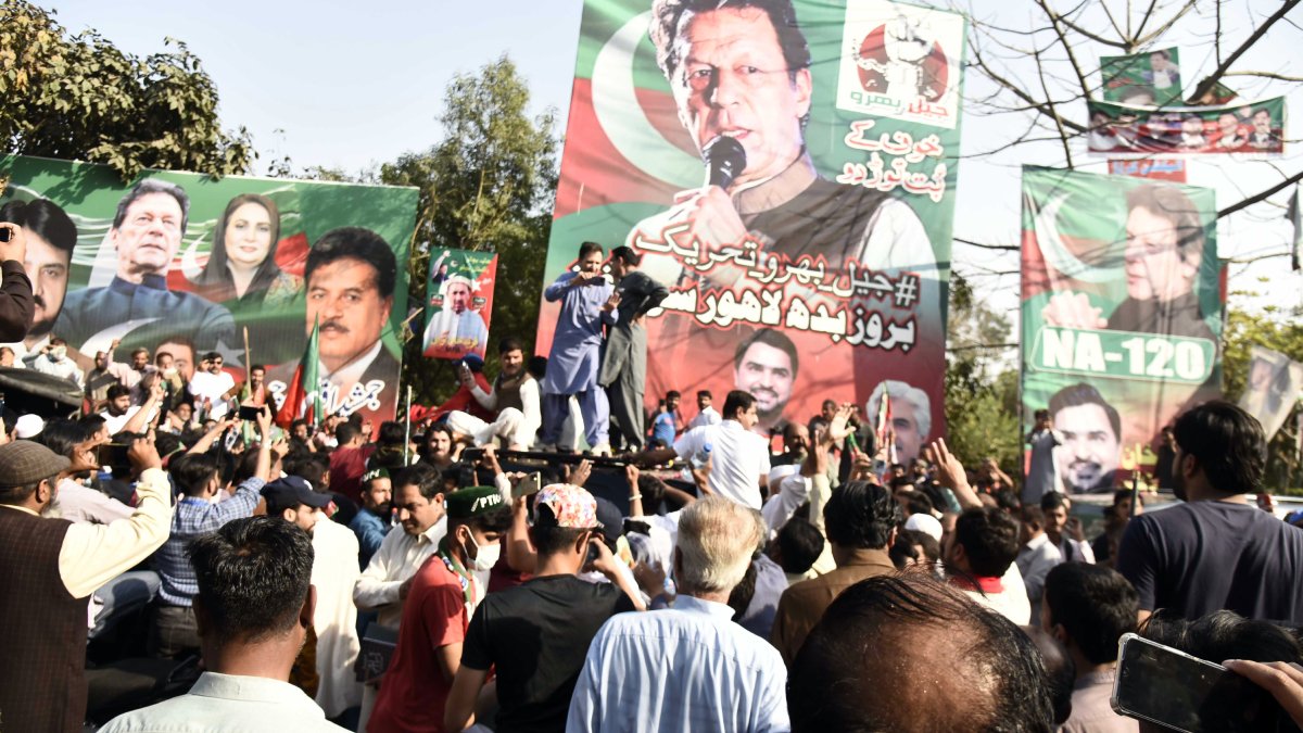 Pakistan eski başbakanını tutuklamaya gitmişlerdi… Imran Khan’ın destekçileri polisle çatıştı