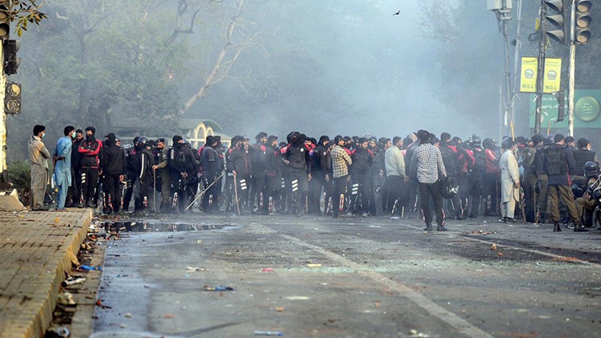 Pakistan'da 'İmran Han' ateşi: 'Polis gerçek mermi kullandı'