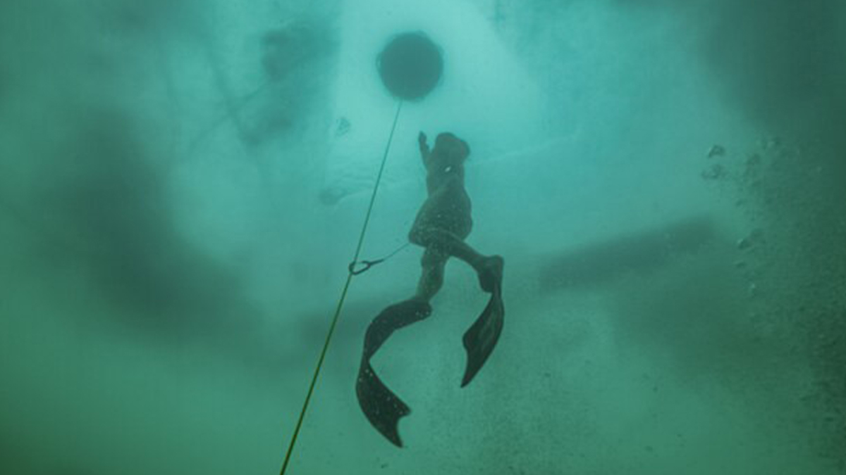 Tek nefeste 52,1 metrelik dalış! Çek serbest dalgıç dünya rekoru kırdı