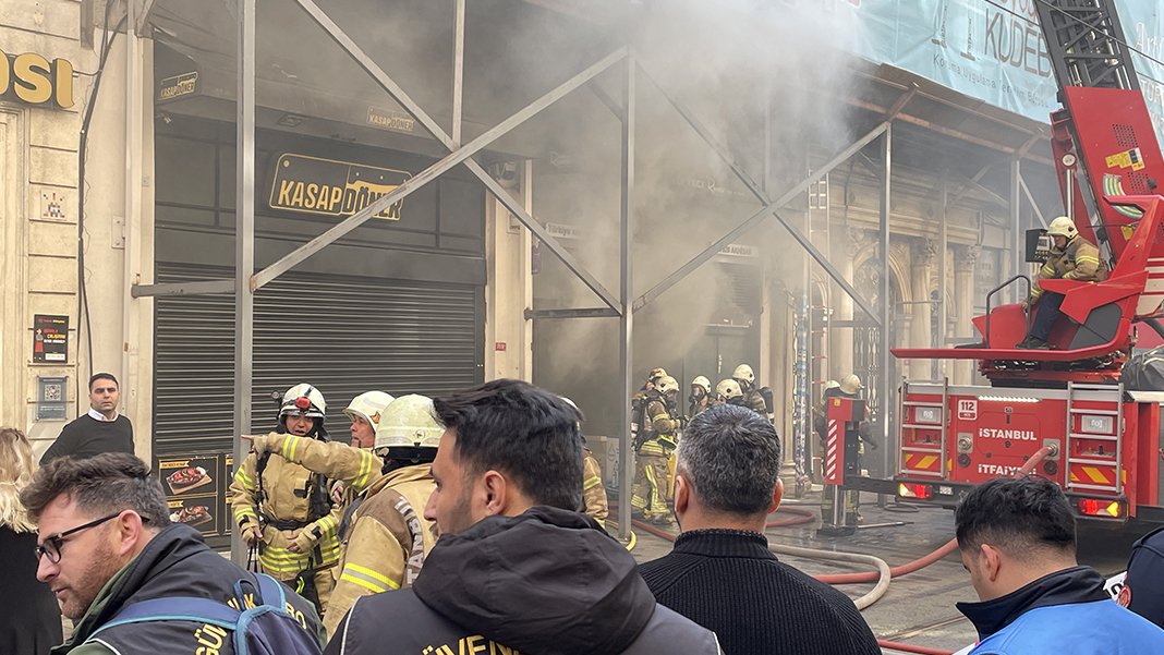 İstiklal Caddesi'nde yangın: Kiliseye sıçradı