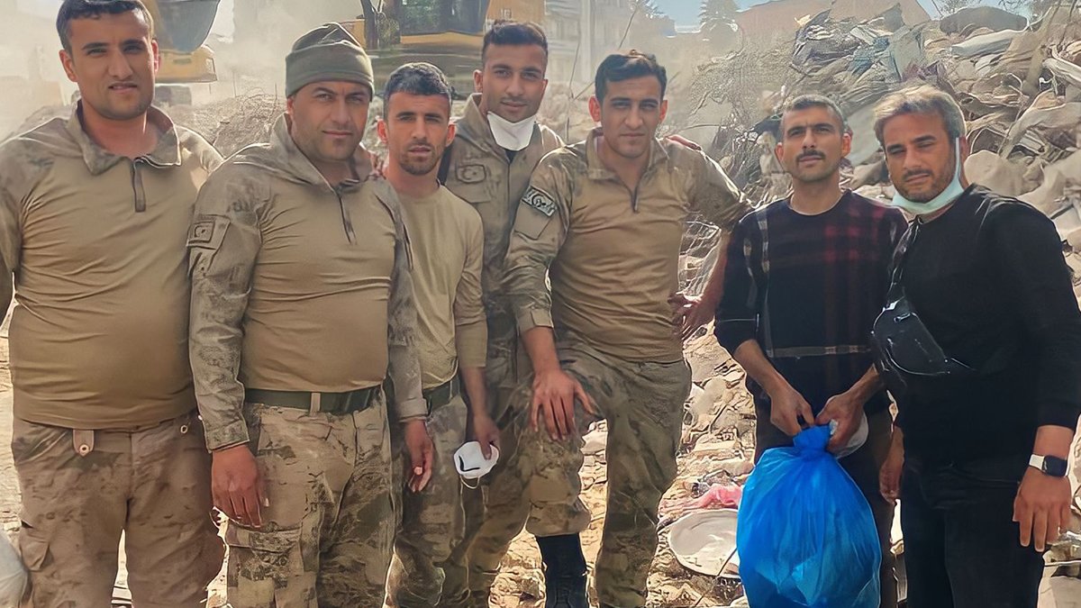 Enkaz altından 1 kilo altın çıktı