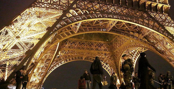 Fransa'da onaylanan yasa tasarısıyla OHAL 6 ay daha uzatılıyor