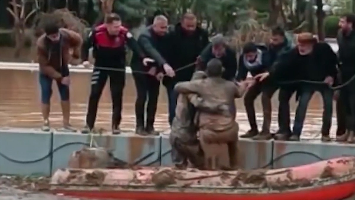 Su dolan alt geçitte mahsur kalmıştı! Yaşama böyle tutundu