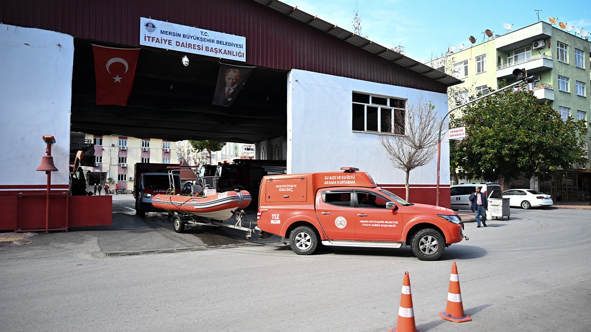 Mersin Büyükşehir ekipleri, sel felaketinde de görev başında