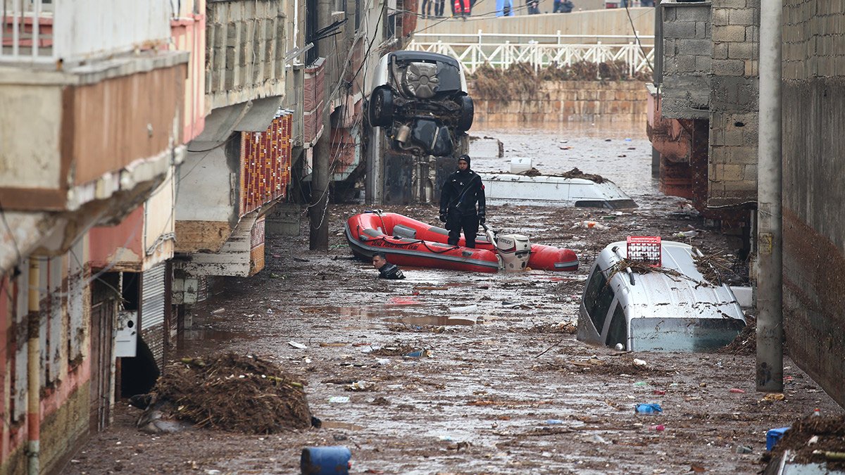 Deprem bölgesini sel vurdu: Can kaybı 14'e yükseldi