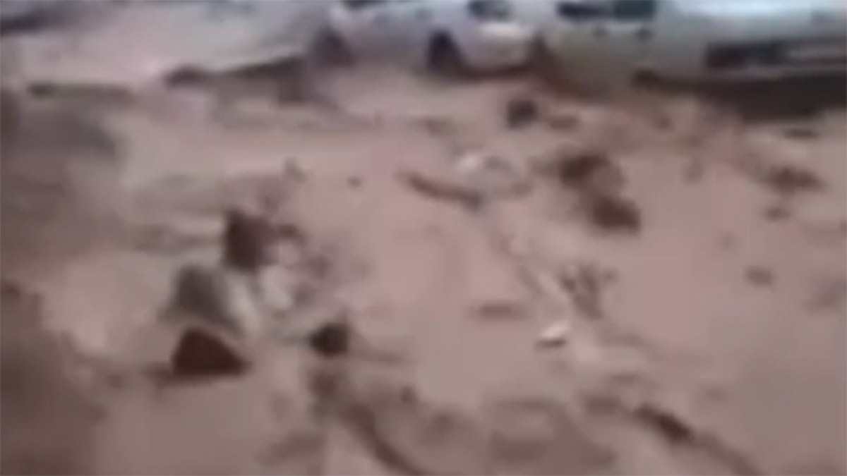 Tepki çeken görüntüler! Yardım etmek yerine video çekti