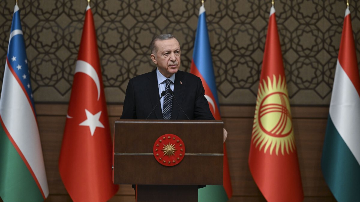 Erdoğan'dan afet bölgesi ile ilgili açıklama: Yarım milyon depremzedeye 100 bin konteyner