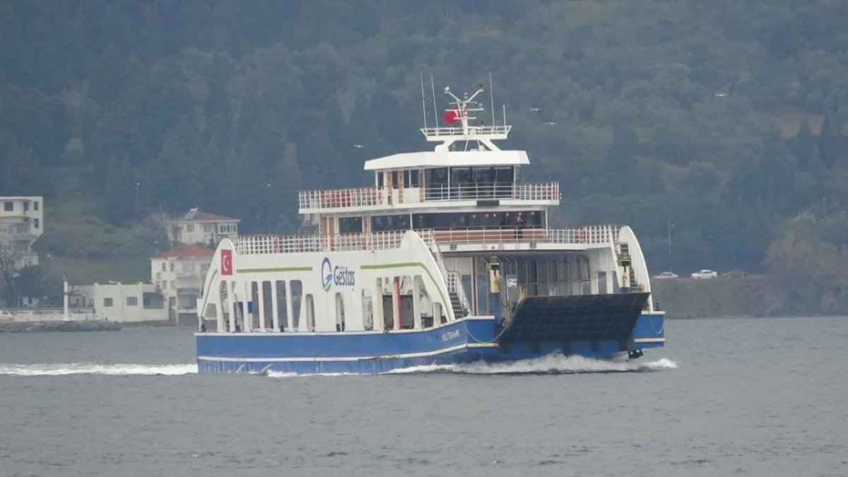Bozcaada ve Gökçeada feribot seferlerine fırtına engeli