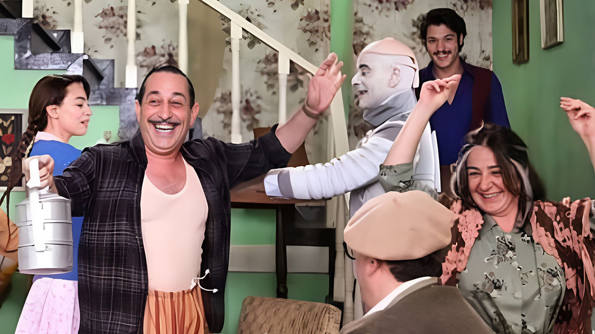 Ünlü oyuncu Şişli'de yürürken ölümden döndü! Acılar içerisinde yere kaldı, hastaneye kaldırıldı!