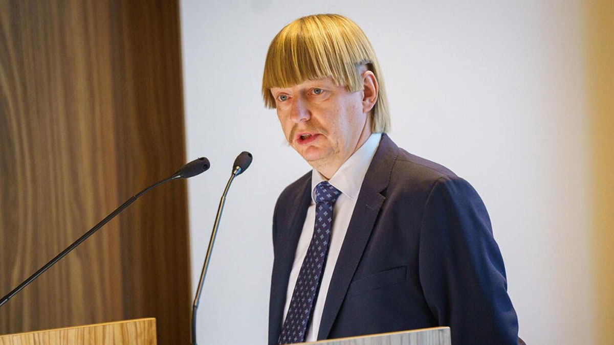 Berber öyle bir intikamı aldı ki! Milliyetçi siyasetçi tuhaf saç stiliyle gündem oldu