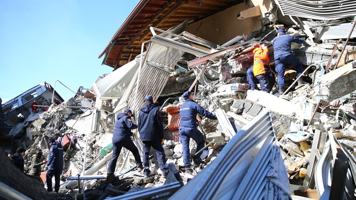 Bilim Kurulu üyesinden deprem enkazı uyarısı: Radyoaktif atıklar dahi ortaya çıkabilir