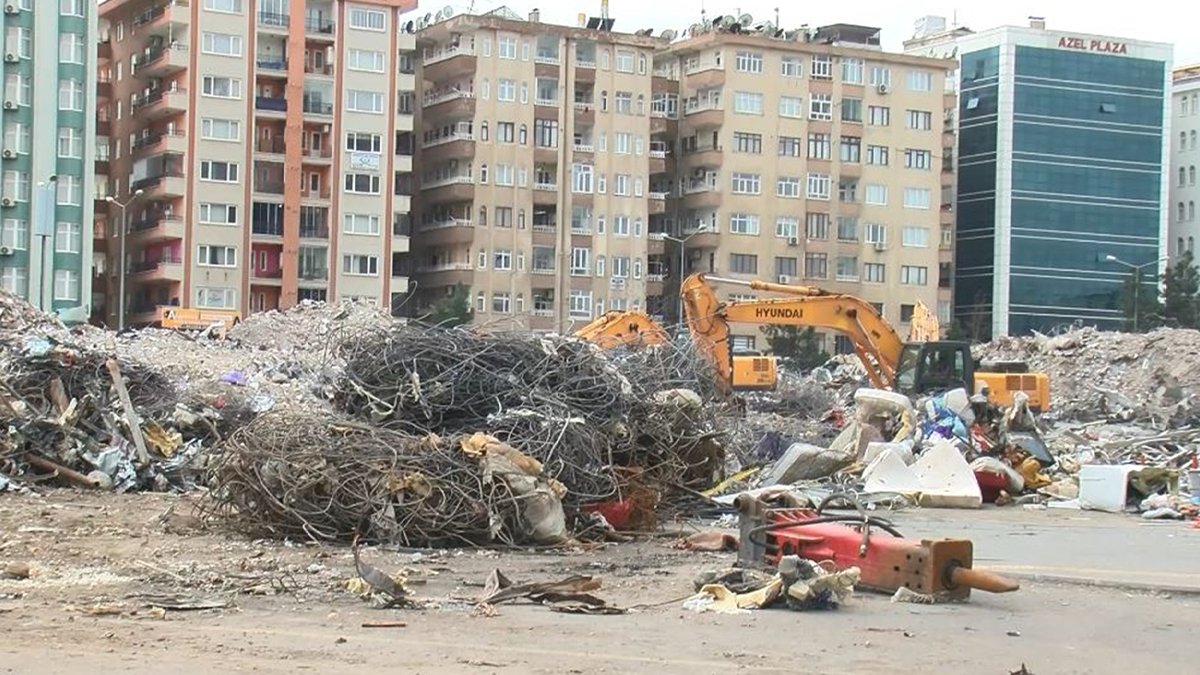 Depremde yıkılan Galeria Sitesi'ne ilişkin tutuklanan 7 kişiye tahliye