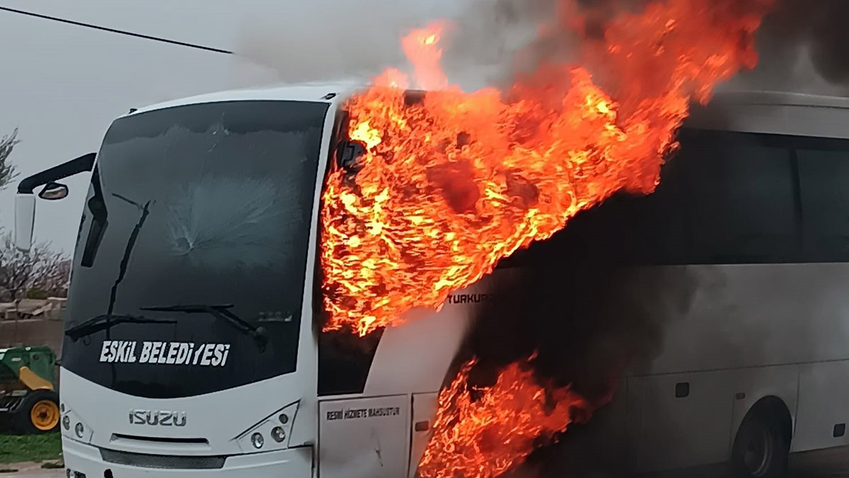 Faciadan dönüldü! 25 öğrenciyi geziye götüren midibüs alev aldı