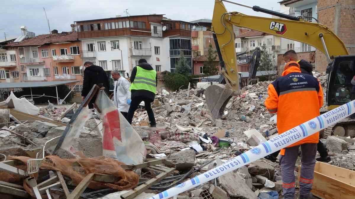 Malatya'daki enkazda erkek cesedi bulundu