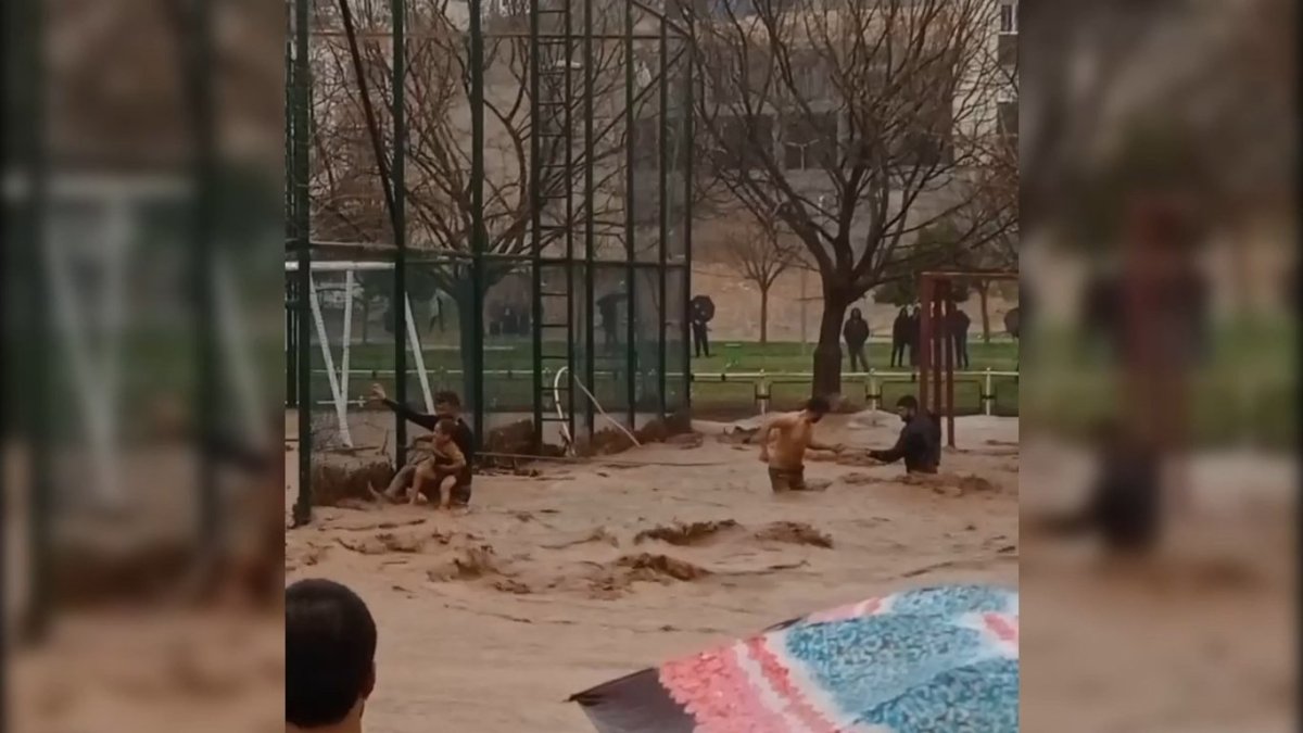 Şanlıurfa'da can pazarı: Sele kapılan kızını tutup ağaca sarıldı