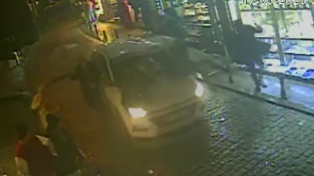 Galata'da korku dolu anlar kamerada: Araç iki kişiyi sürükleyerek götürdü