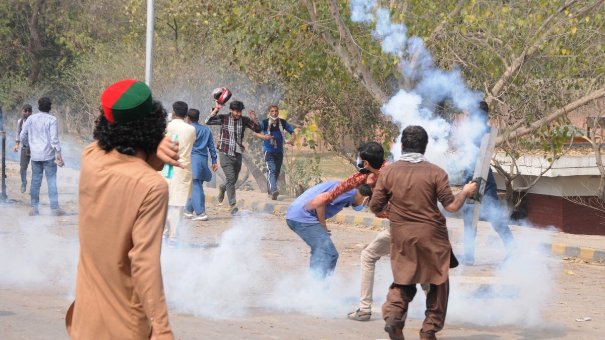 Pakistan’da mahkeme binasının dışında arbede: İmran Han destekçileriyle polis yine karşı karşıya geldi