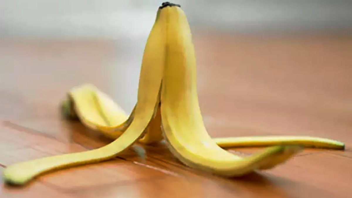 Muz kabuğunu çöpe atmaya son! Muzun kabuğunu ayağınızın altına sürün mucizeyi görün