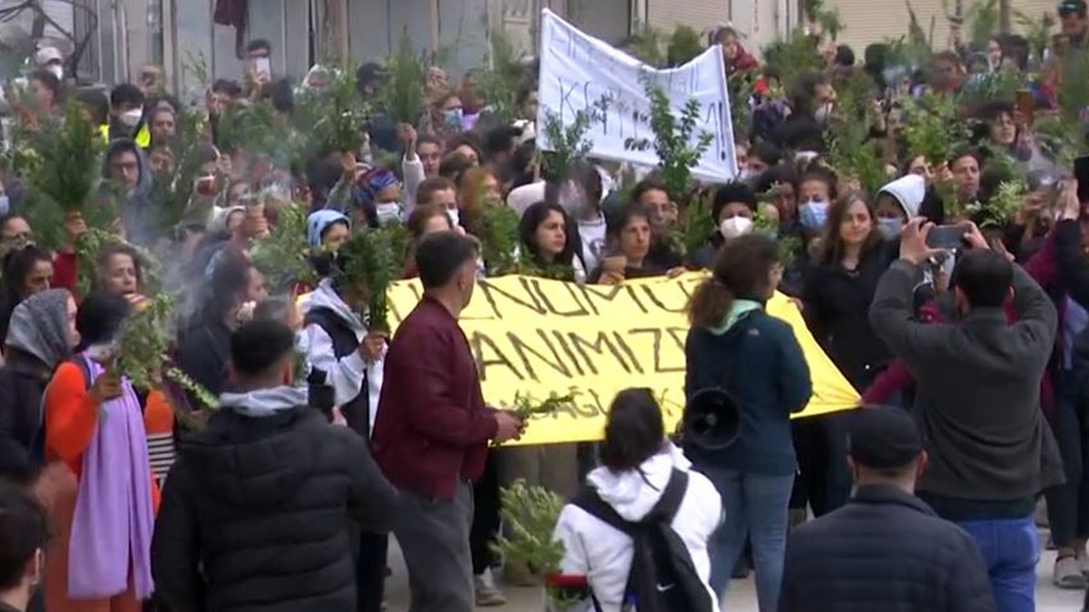 Büyük acının 40. gününde Samandağ'da kadınlar yürüdü: Hayatlarımız söndü ve bizden helallik istiyorlar