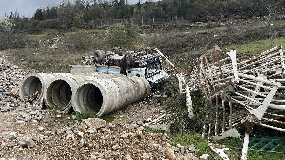 İzmit'te çöp kamyonu devrildi: 2 yaralı