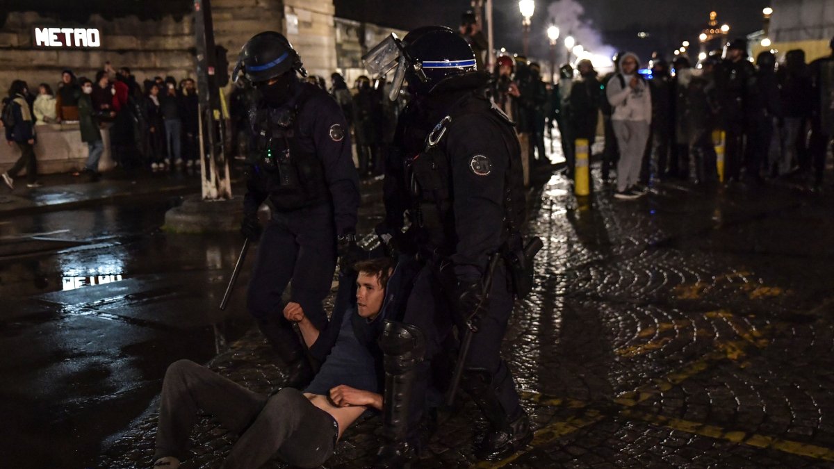 Emeklilik reformuna karşı protestolar sürerken… Paris’in bazı bölgelerinde toplanma yasağı