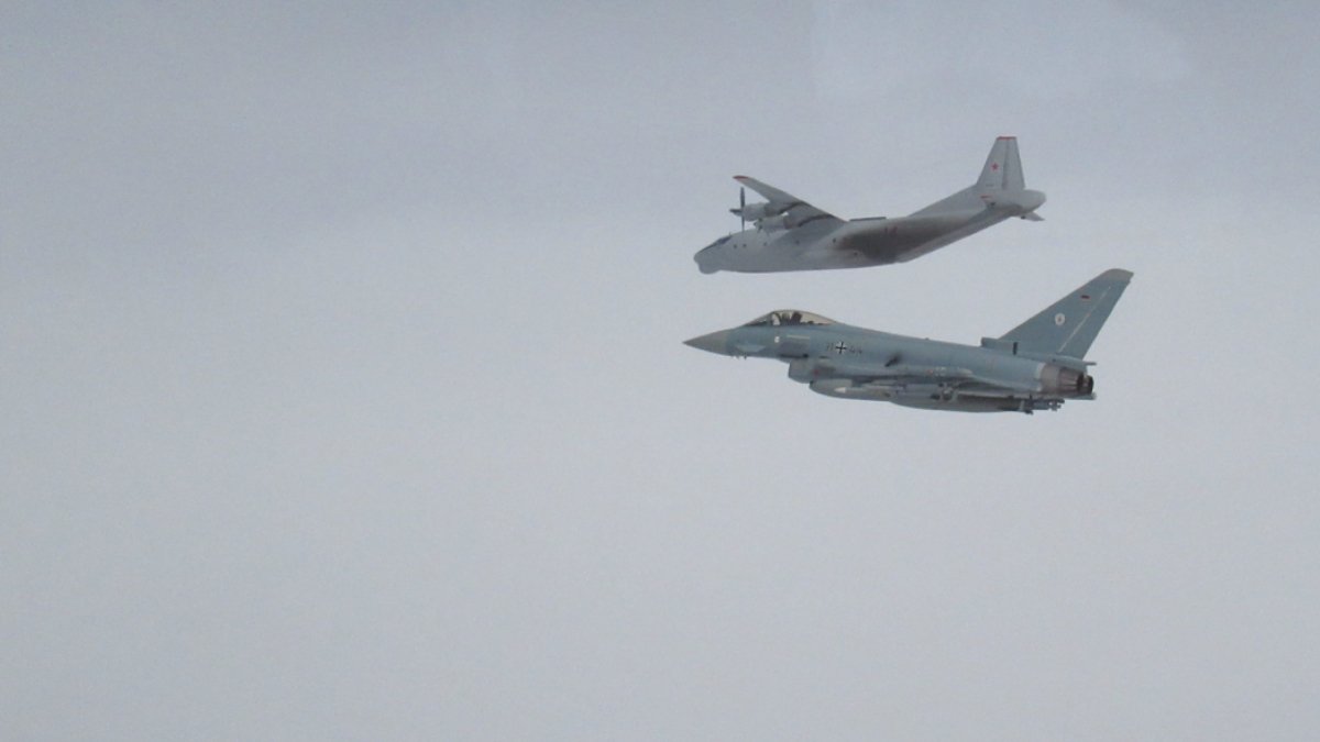 Rusya ve NATO güçleri yine karşı karşıya: İngiliz ve Alman jetlerinden Rus uçaklarına engel