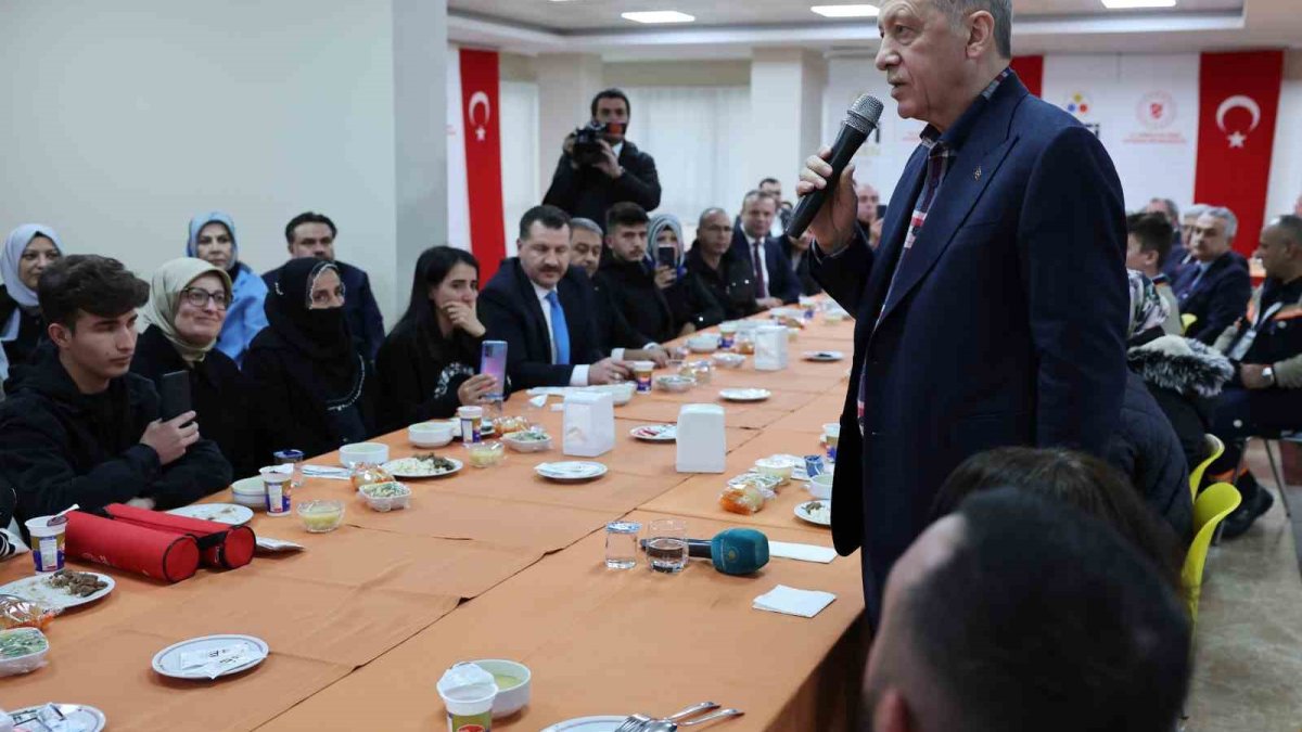 Erdoğan depremzedelerle bir araya geldi: Verdiğimiz sözleri yerine getireceğiz