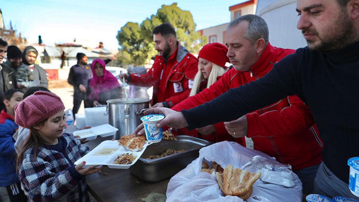 Depremzedeler acıyan bakışlardan inciniyor