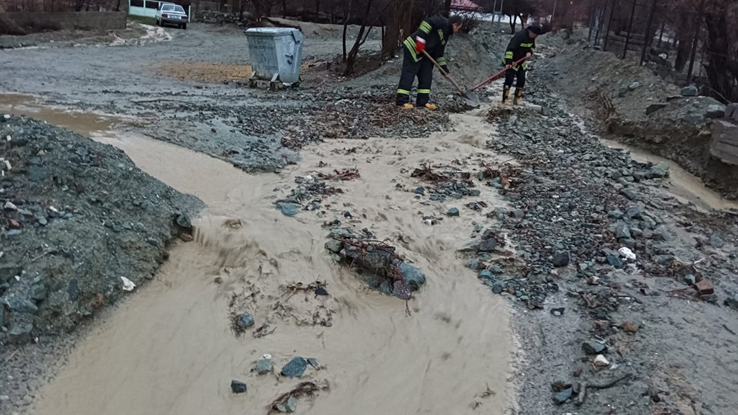 Erzincan'ı sağanak vurdu: Taşkınlara sebep oldu