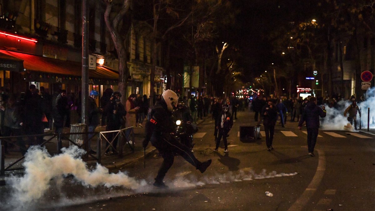 İran’dan Fransa’daki protestolara ilişkin açıklama: Göstericilere karşı şiddete başvurmayın!