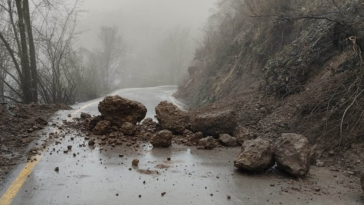 Düzce'de heyelan: Vatandaşlar yolda kaldı