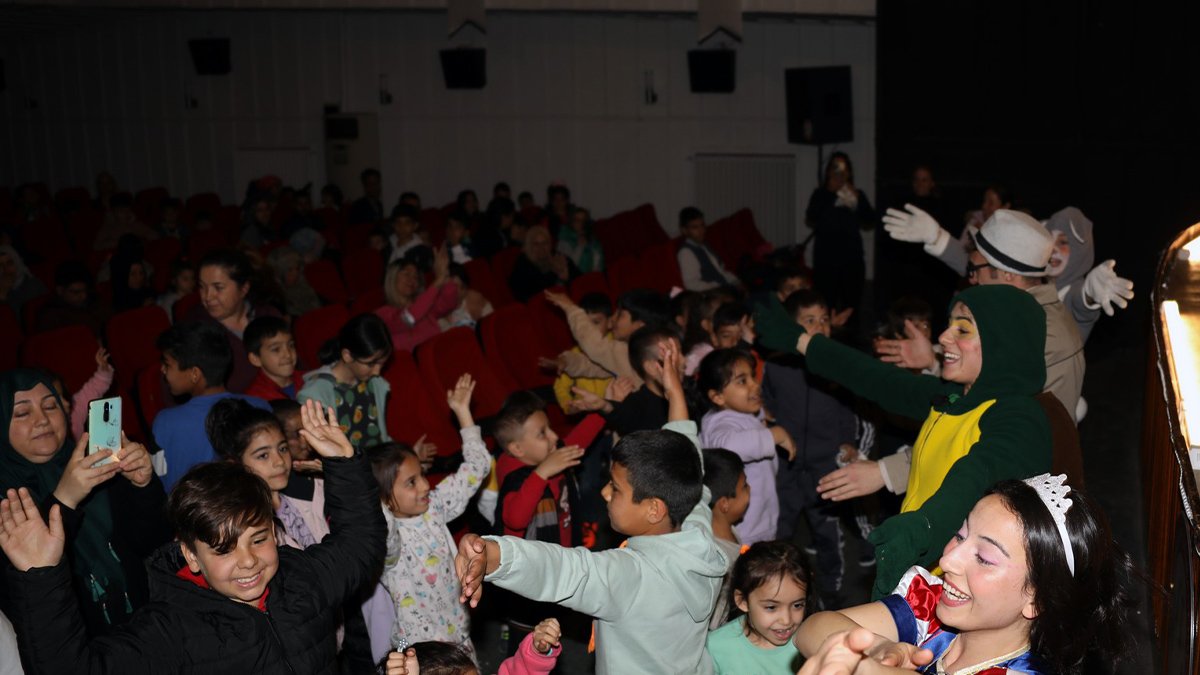 Menteşe Belediyesi depremzede çocuklara moral veriyor
